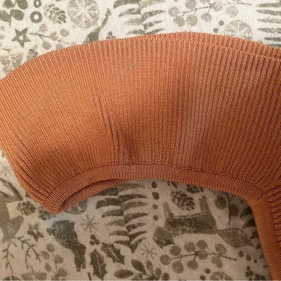 Ruffle sleeved crop top - Picture 3 of 5